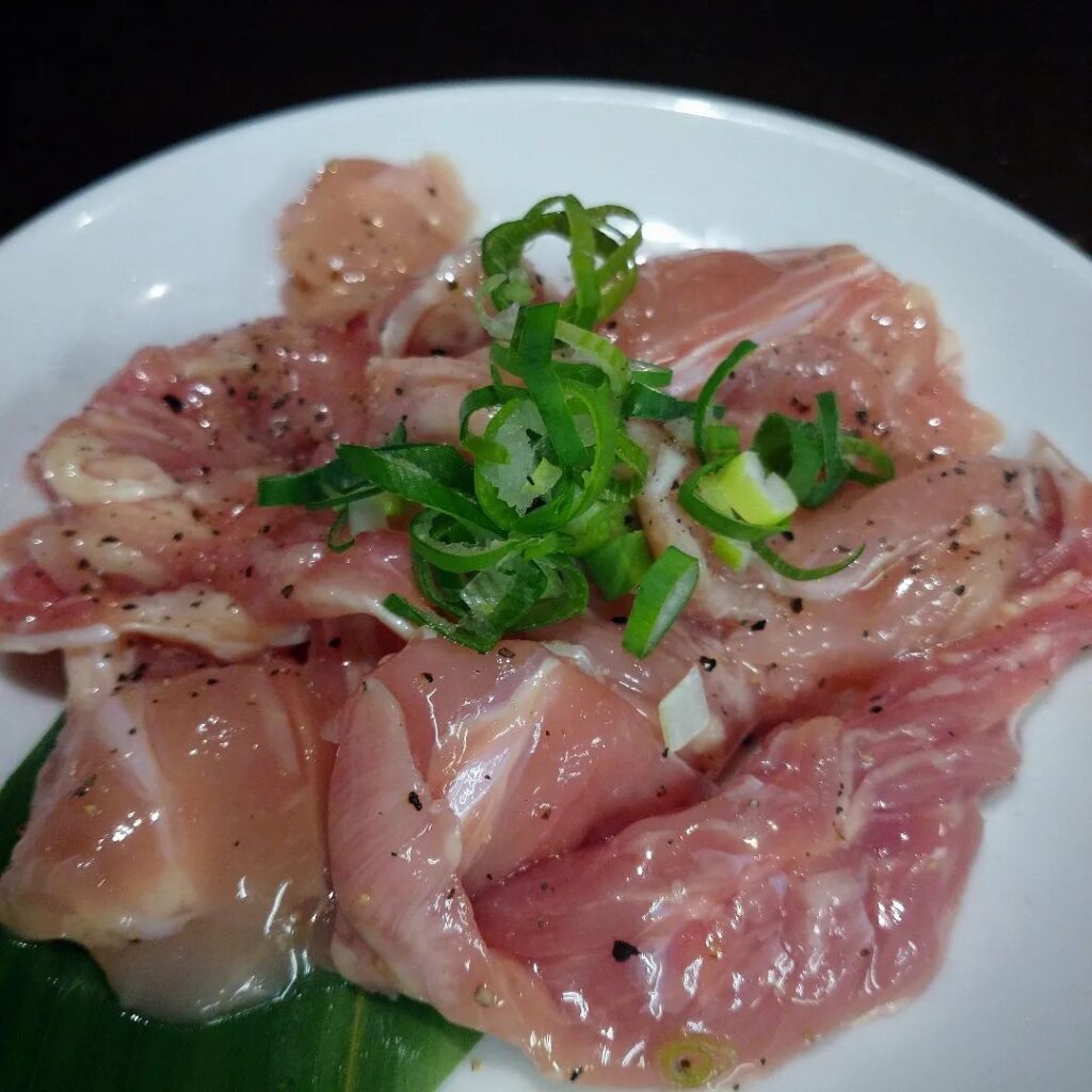 人気です！「国産鶏セセリ」鶏肉の首の部分のお肉です。濃厚な味で食べ応えあり！590円(税込) | 仙台で焼肉なら仙台牛！炭火焼肉酒家 牛亭【公式】